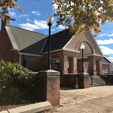 Lucy Robbins Welles Library